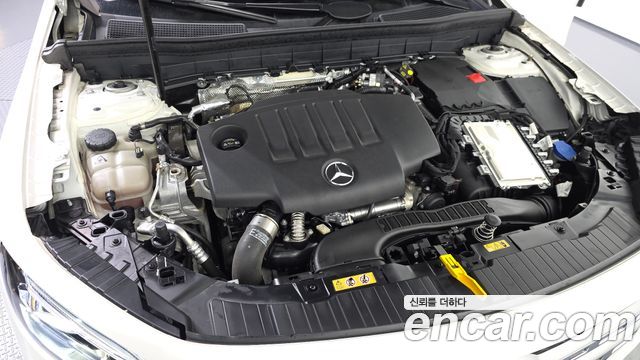 Mercedes-Benz GLB-Class 2022 — photo 6