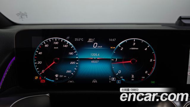 Mercedes-Benz GLB-Class 2022 — photo 8