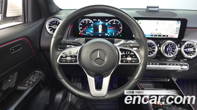 Mercedes-Benz GLB-Class 2022 — photo 13