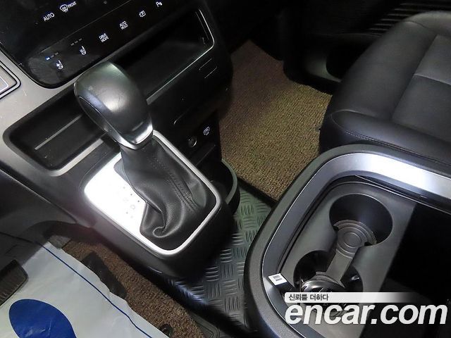Hyundai Staria 2025 — photo 9