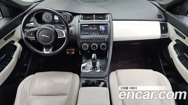 Jaguar E-PACE 2018 — photo 10