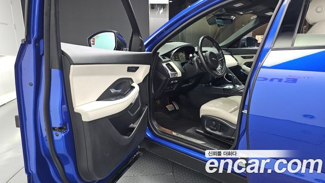 Jaguar E-PACE 2018 — photo 13
