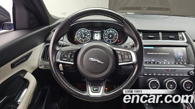 Jaguar E-PACE 2018 — photo 19