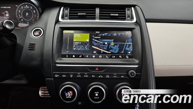 Jaguar E-PACE 2018 — photo 20