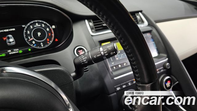 Jaguar E-PACE 2018 — photo 26