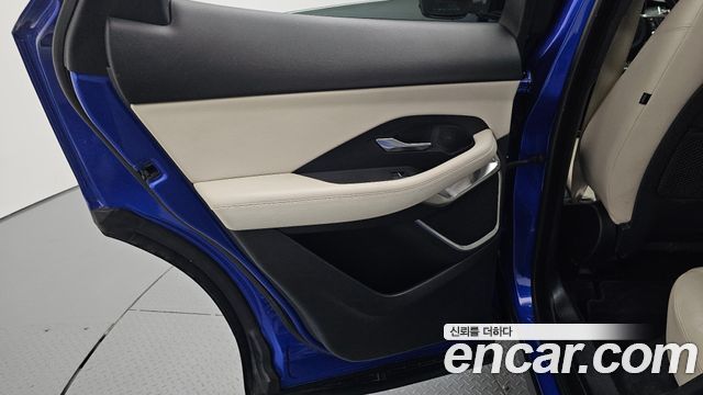 Jaguar E-PACE 2018 — photo 15