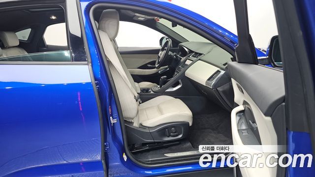 Jaguar E-PACE 2018 — photo 16