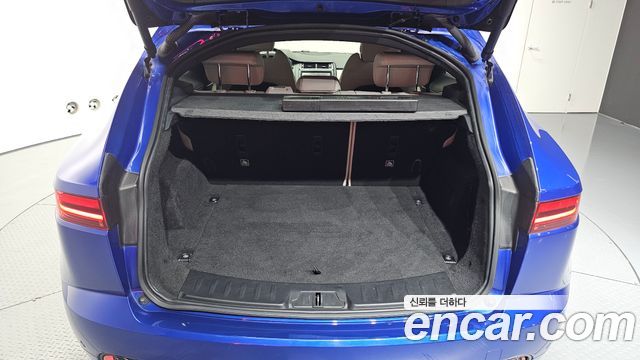 Jaguar E-PACE 2018 — photo 33