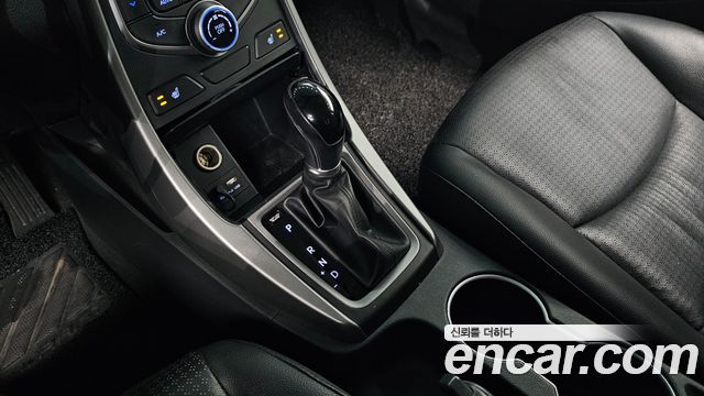 Hyundai AVANTE 2015 — photo 12