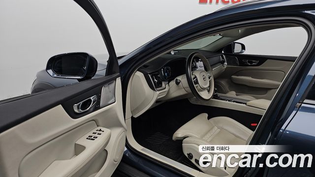 Volvo V60 2020 — photo 13