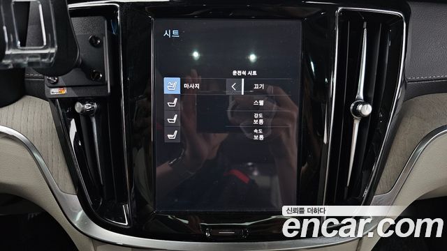 Volvo V60 2020 — photo 24
