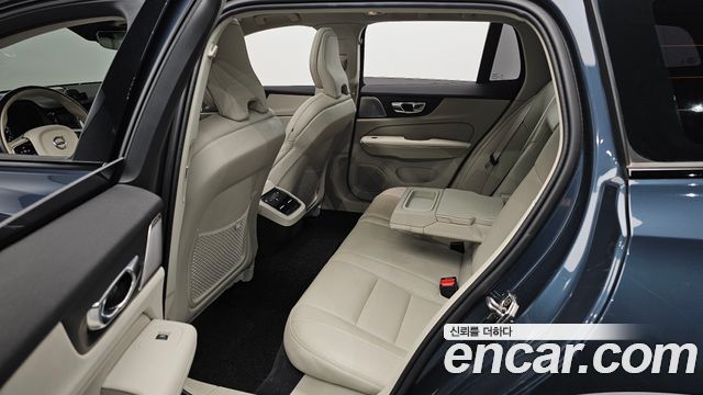 Volvo V60 2020 — photo 16