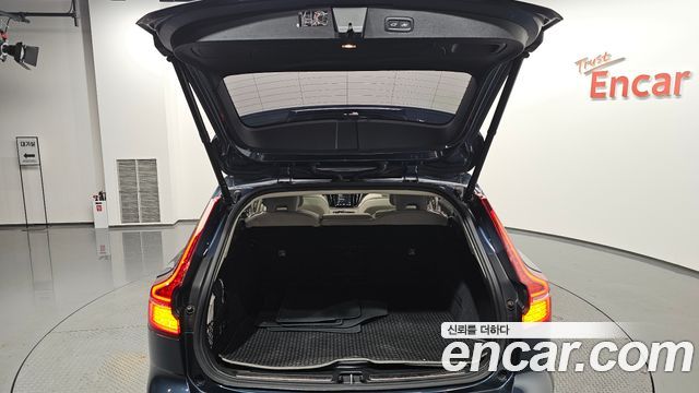 Volvo V60 2020 — photo 35