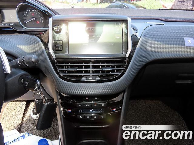 Peugeot 2008 2016 — photo 12