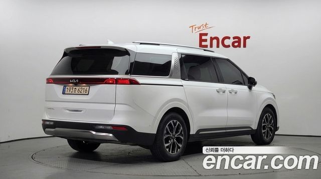 Kia Canival 2023 — photo 2