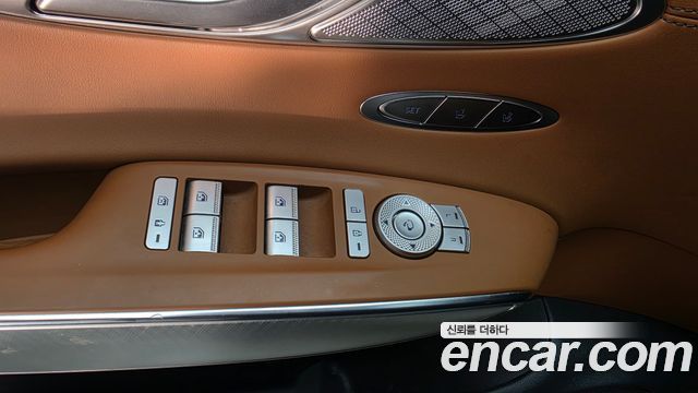 Genesis GV70 2023 — photo 30