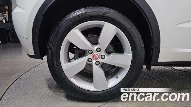 Jaguar E-PACE 2019 — photo 5