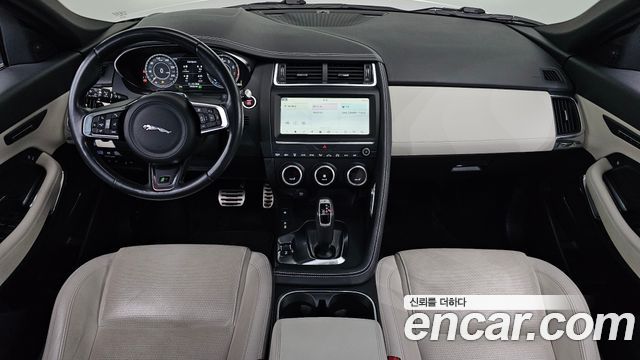 Jaguar E-PACE 2019 — photo 10