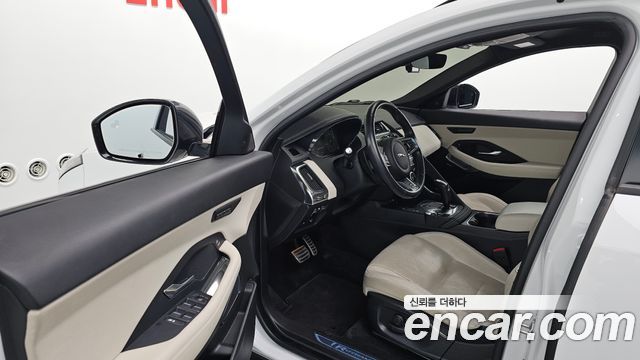 Jaguar E-PACE 2019 — photo 13