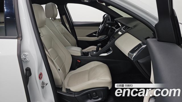 Jaguar E-PACE 2019 — photo 17