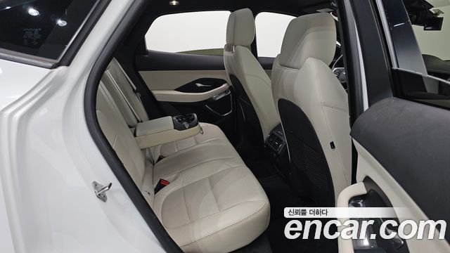 Jaguar E-PACE 2019 — photo 18