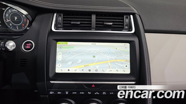 Jaguar E-PACE 2019 — photo 20