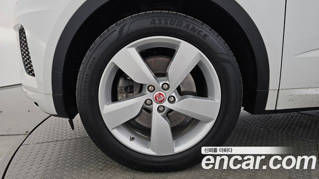 Jaguar E-PACE 2019 — photo 7