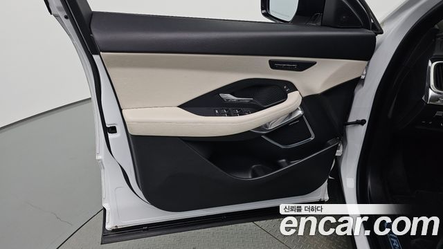 Jaguar E-PACE 2019 — photo 14
