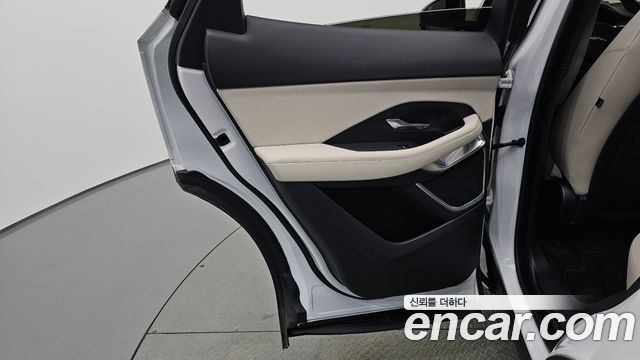 Jaguar E-PACE 2019 — photo 15