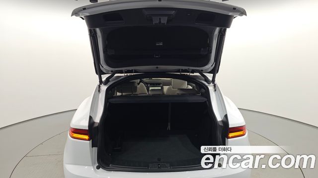 Jaguar E-PACE 2019 — photo 34