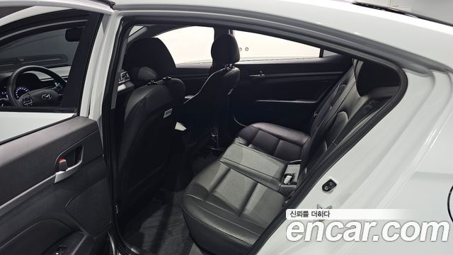 Hyundai AVANTE 2019 — photo 17
