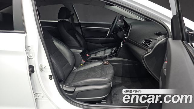 Hyundai AVANTE 2019 — photo 16