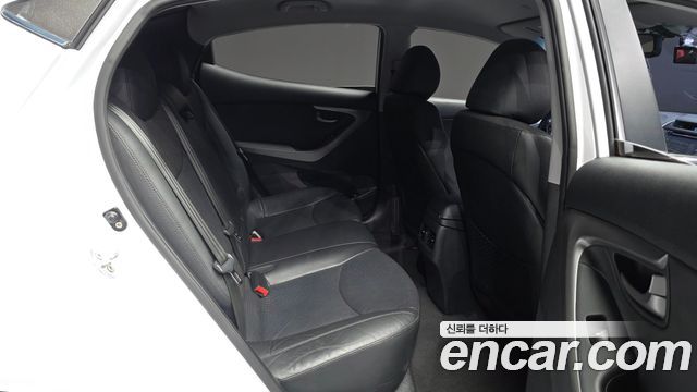 Hyundai AVANTE 2016 — photo 12