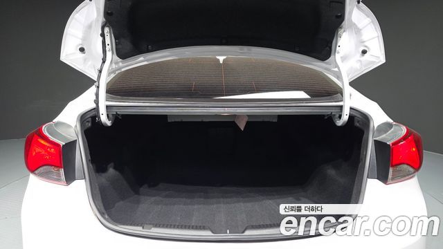 Hyundai AVANTE 2016 — photo 19