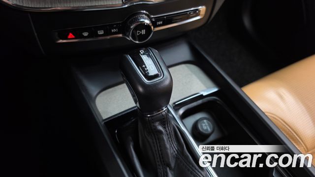 Volvo XC60 2019 — photo 12
