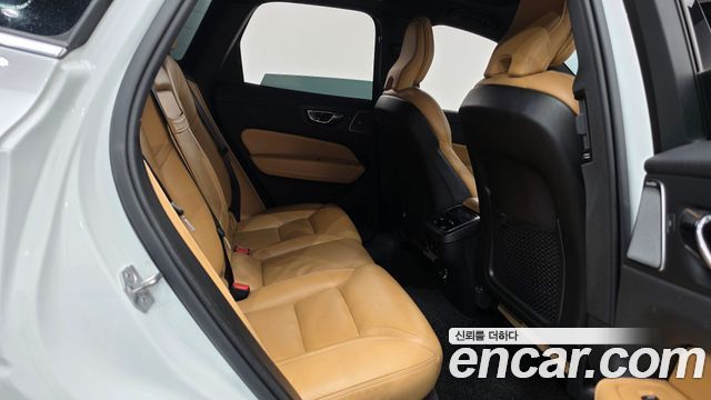 Volvo XC60 2019 — photo 17
