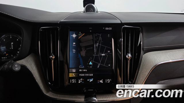 Volvo XC60 2019 — photo 18