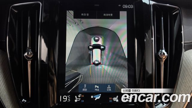 Volvo XC60 2019 — photo 20