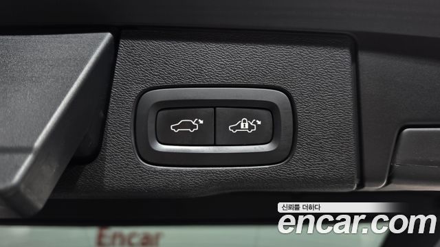 Volvo XC60 2019 — photo 23