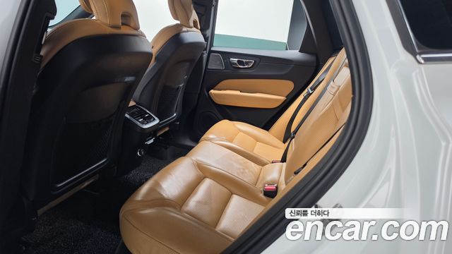 Volvo XC60 2019 — photo 25