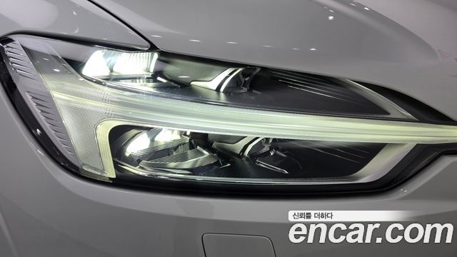 Volvo XC60 2019 — photo 8