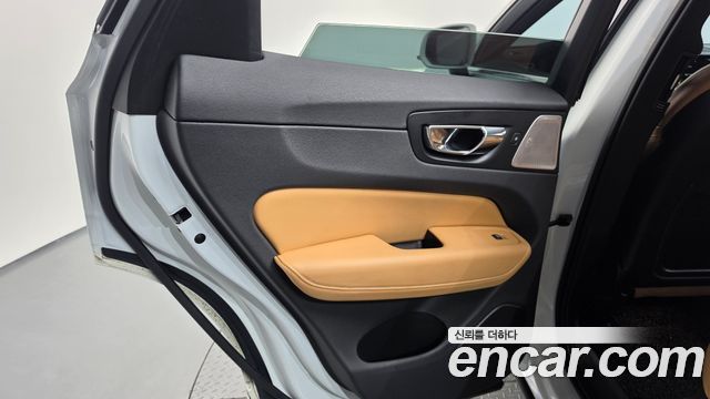 Volvo XC60 2019 — photo 15