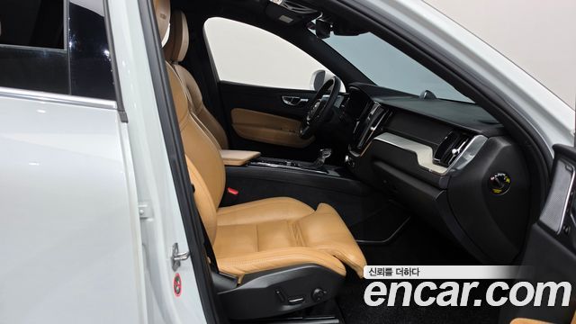 Volvo XC60 2019 — photo 16