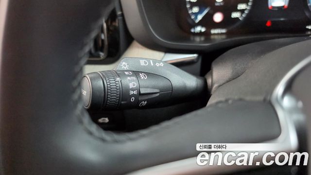 Volvo XC60 2019 — photo 28