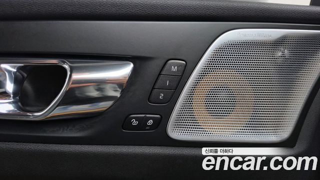 Volvo XC60 2019 — photo 29