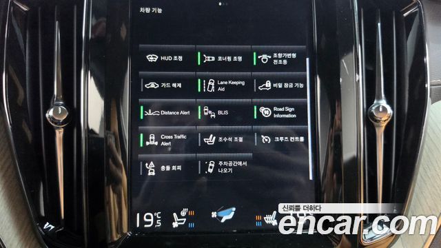 Volvo XC60 2019 — photo 34