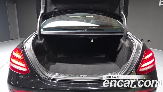 Mercedes-Benz E-Class 2017 — photo 20