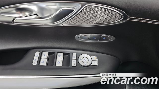 Genesis GV70 2022 — photo 32