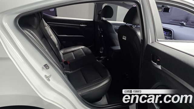 Hyundai AVANTE 2019 — photo 17