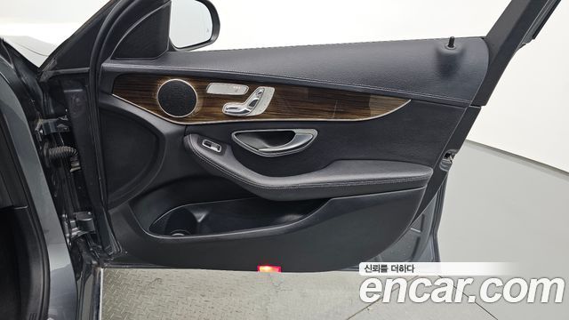 Mercedes-Benz C-Class 2018 — photo 15